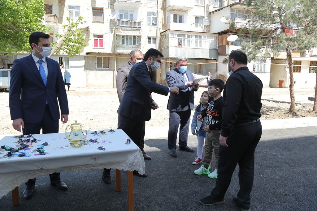 Gəncədə partlayış nəticəsində evsiz qalmış sakinlərə yeni mənzillər təqdim edildi (FOTO) - Gallery Image