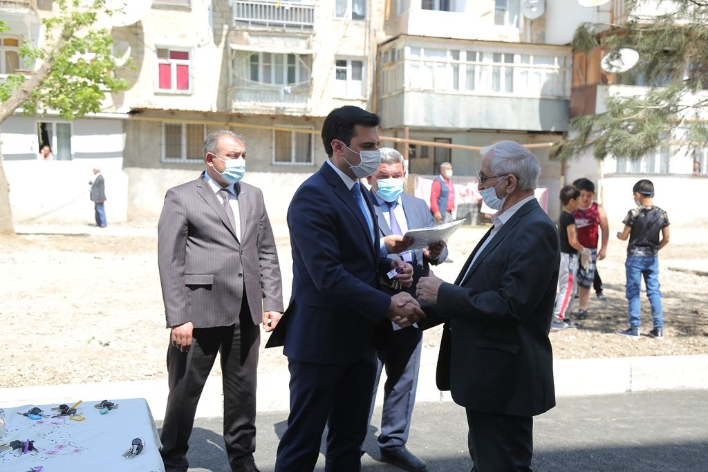 Gəncədə partlayış nəticəsində evsiz qalmış sakinlərə yeni mənzillər təqdim edildi (FOTO) - Gallery Image