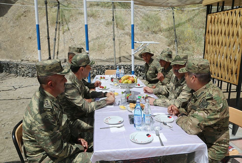 Müdafiə naziri Ermənistan silahlı qüvvələrinin üzbəüz yerləşən mövqelərini müşahidə edib və müvafiq tapşırıqlar verib (FOTO/VİDEO) - Gallery Image