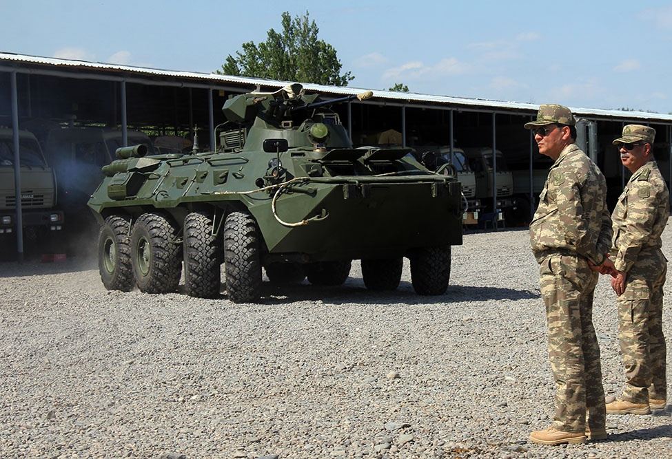 Müdafiə naziri Ermənistan silahlı qüvvələrinin üzbəüz yerləşən mövqelərini müşahidə edib və müvafiq tapşırıqlar verib (FOTO/VİDEO) - Gallery Image