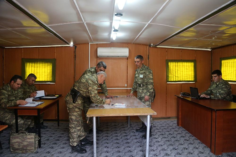 Müdafiə naziri Ermənistan silahlı qüvvələrinin üzbəüz yerləşən mövqelərini müşahidə edib və müvafiq tapşırıqlar verib (FOTO/VİDEO) - Gallery Image