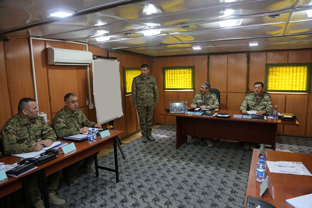 Müdafiə naziri Ermənistan silahlı qüvvələrinin üzbəüz yerləşən mövqelərini müşahidə edib və müvafiq tapşırıqlar verib (FOTO/VİDEO) - Gallery Image