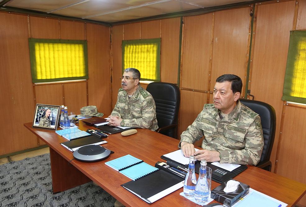Müdafiə naziri Ermənistan silahlı qüvvələrinin üzbəüz yerləşən mövqelərini müşahidə edib və müvafiq tapşırıqlar verib (FOTO/VİDEO) - Gallery Image