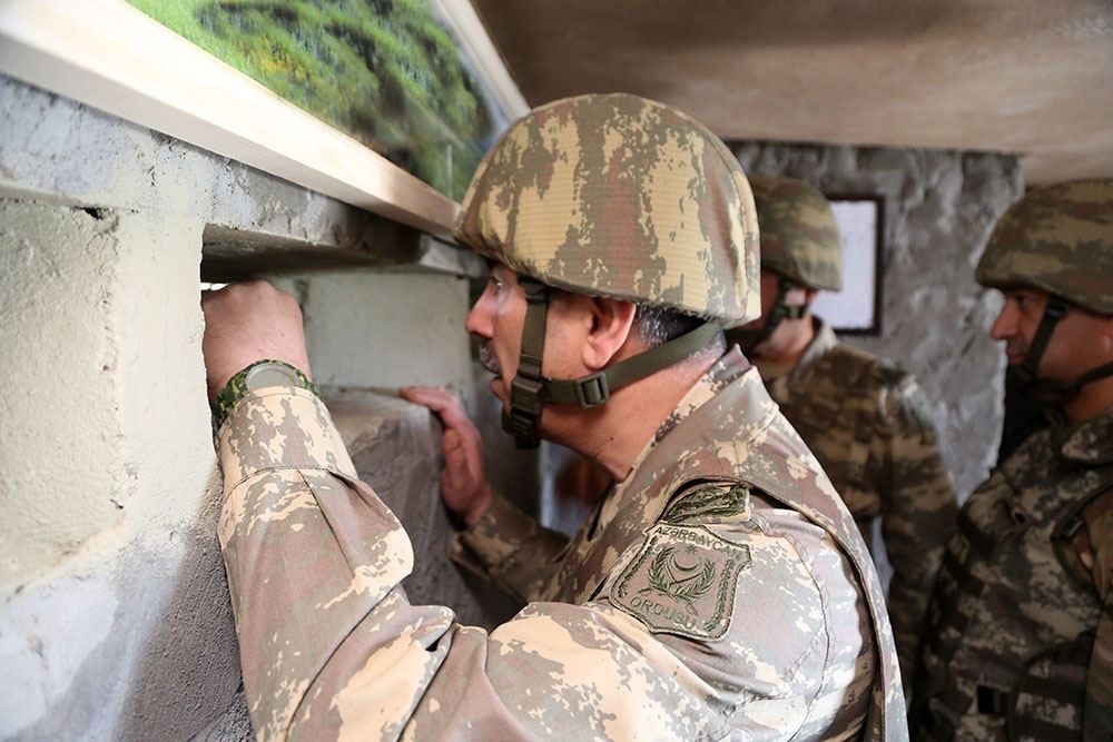 Müdafiə naziri Ermənistan silahlı qüvvələrinin üzbəüz yerləşən mövqelərini müşahidə edib və müvafiq tapşırıqlar verib (FOTO/VİDEO) - Gallery Image