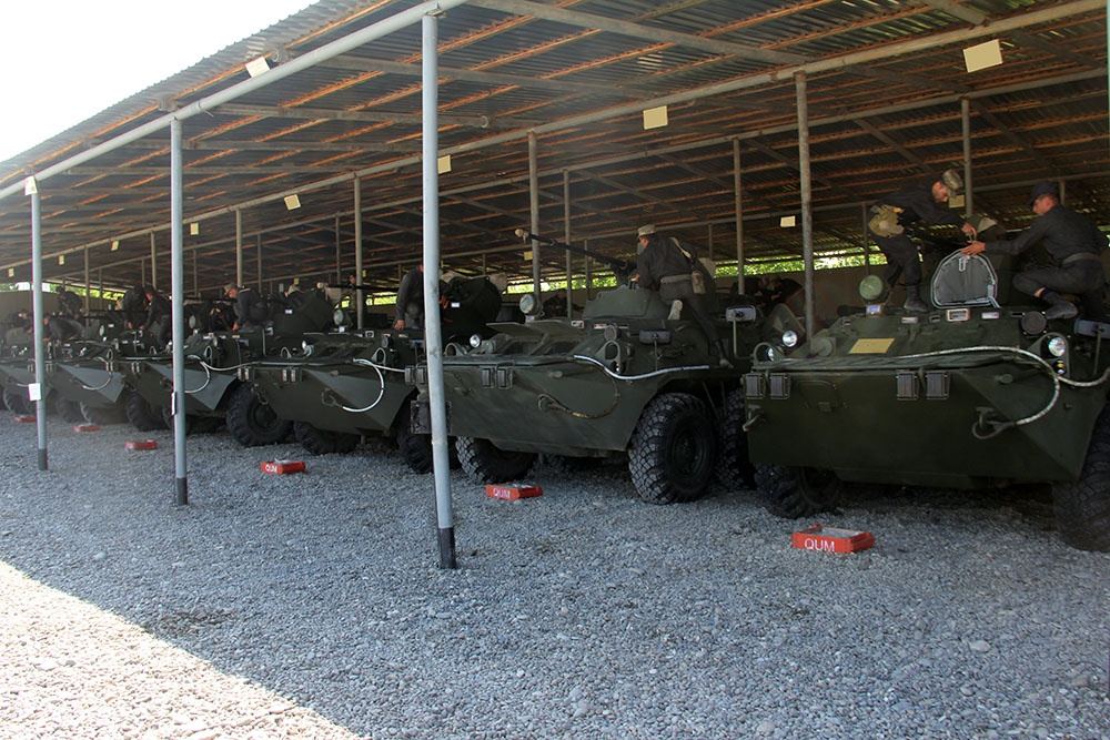 Müdafiə naziri Ermənistan silahlı qüvvələrinin üzbəüz yerləşən mövqelərini müşahidə edib və müvafiq tapşırıqlar verib (FOTO/VİDEO) - Gallery Image