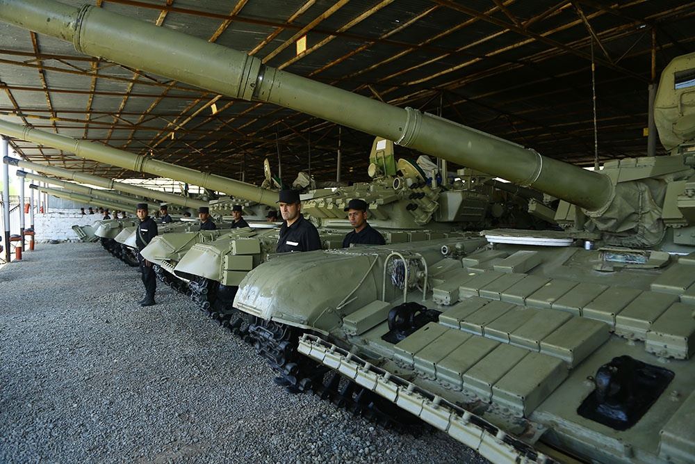 Müdafiə naziri Ermənistan silahlı qüvvələrinin üzbəüz yerləşən mövqelərini müşahidə edib və müvafiq tapşırıqlar verib (FOTO/VİDEO) - Gallery Image