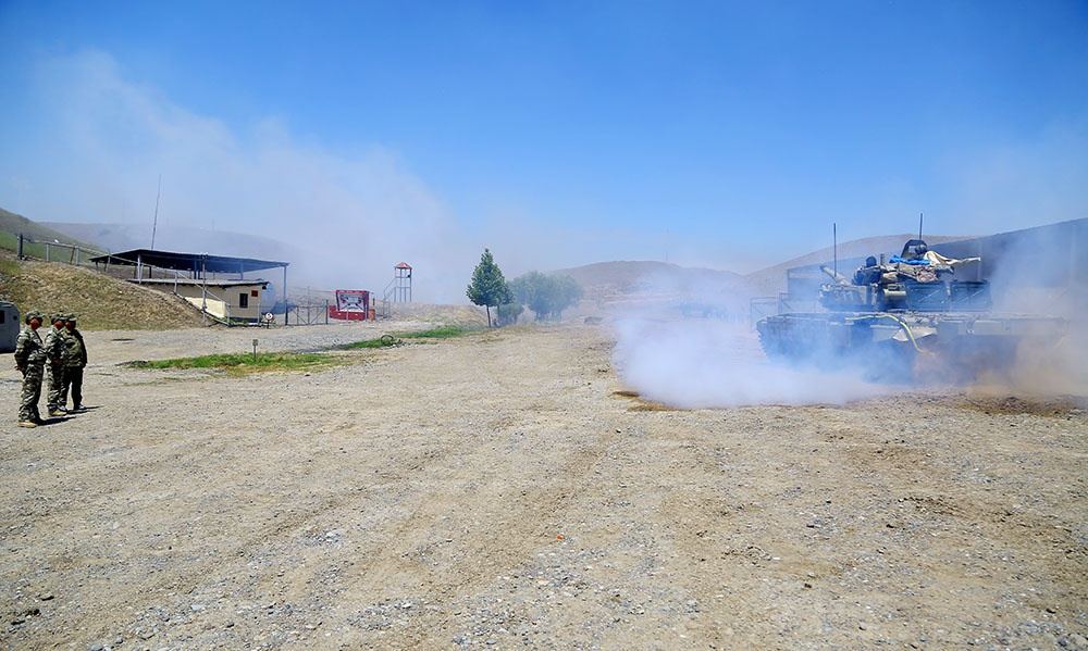 Müdafiə naziri Ermənistan silahlı qüvvələrinin üzbəüz yerləşən mövqelərini müşahidə edib və müvafiq tapşırıqlar verib (FOTO/VİDEO) - Gallery Image