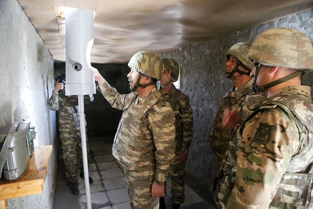 Müdafiə naziri Ermənistan silahlı qüvvələrinin üzbəüz yerləşən mövqelərini müşahidə edib və müvafiq tapşırıqlar verib (FOTO/VİDEO) - Gallery Image