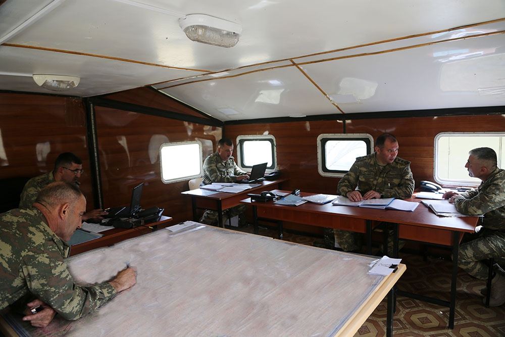 Müdafiə naziri Ermənistan silahlı qüvvələrinin üzbəüz yerləşən mövqelərini müşahidə edib və müvafiq tapşırıqlar verib (FOTO/VİDEO) - Gallery Image