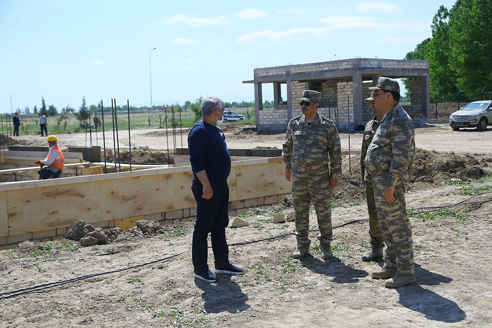 Cəbhəboyu zonada yeni inşa edilmiş hərbi hissələrin açılışı və tikintisi davam etdirilən obyektlərə baxış keçirilib (FOTO/VİDEO) - Gallery Image