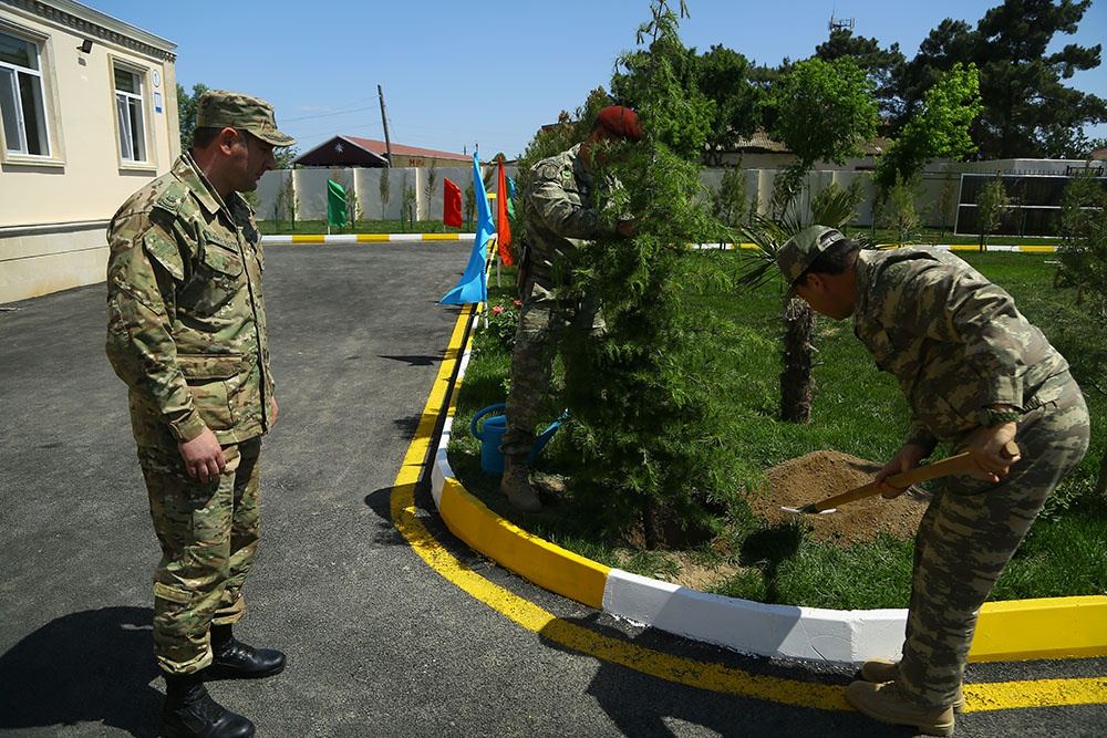 Cəbhəboyu zonada yeni inşa edilmiş hərbi hissələrin açılışı və tikintisi davam etdirilən obyektlərə baxış keçirilib (FOTO/VİDEO) - Gallery Image