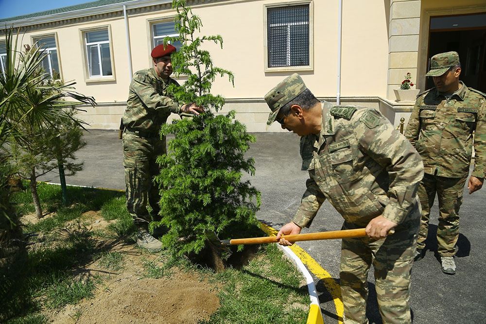 Cəbhəboyu zonada yeni inşa edilmiş hərbi hissələrin açılışı və tikintisi davam etdirilən obyektlərə baxış keçirilib (FOTO/VİDEO) - Gallery Image