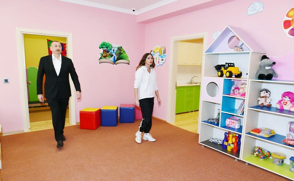 Prezident İlham Əliyev və birinci xanım Mehriban Əliyeva Heydər Əliyev Fondunun təşəbbüsü ilə Şamaxıda inşa olunan körpələr-evi uşaq bağçasının açılışında iştirak ediblər (FOTO) - Gallery Image