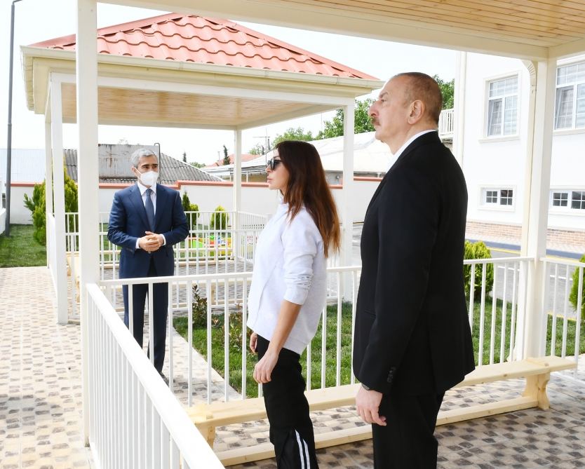 Prezident İlham Əliyev və birinci xanım Mehriban Əliyeva Heydər Əliyev Fondunun təşəbbüsü ilə Şamaxıda inşa olunan körpələr-evi uşaq bağçasının açılışında iştirak ediblər (FOTO) - Gallery Image