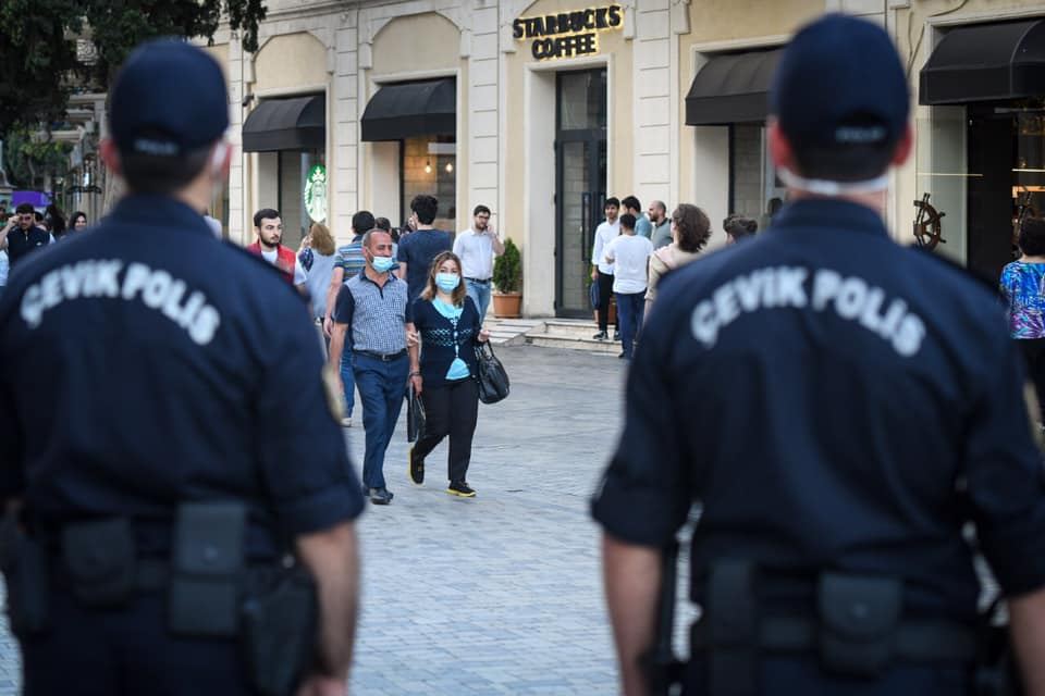 Bakı polisi karantin qaydalarını pozanları cərimələməyə başladı (FOTO) - Gallery Image