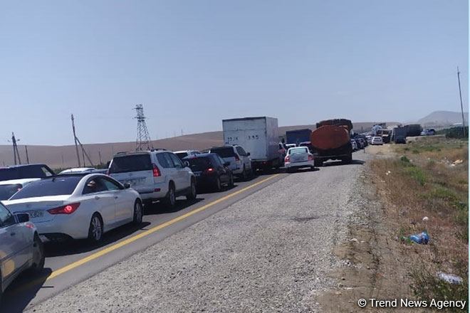 Bakıdan rayonlara avtomobillərin buraxılmaması böyük tıxac yaratdı (FOTO) - Gallery Image