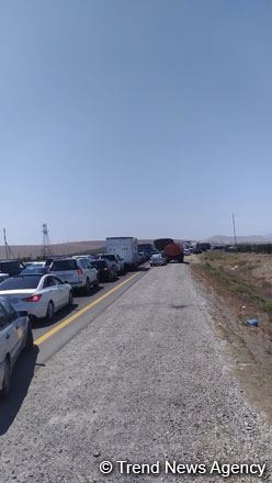 Bakıdan rayonlara avtomobillərin buraxılmaması böyük tıxac yaratdı (FOTO) - Gallery Image