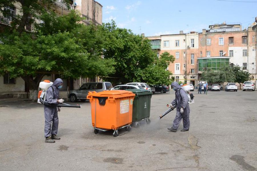 Paytaxtda həyətlərə əlavə konteynerlər qoyulub (FOTO) - Gallery Image