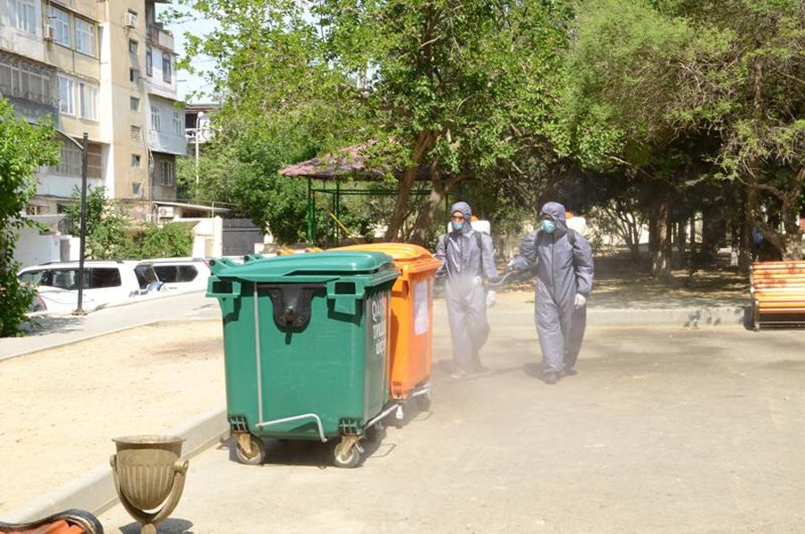 Paytaxtda həyətlərə əlavə konteynerlər qoyulub (FOTO) - Gallery Image