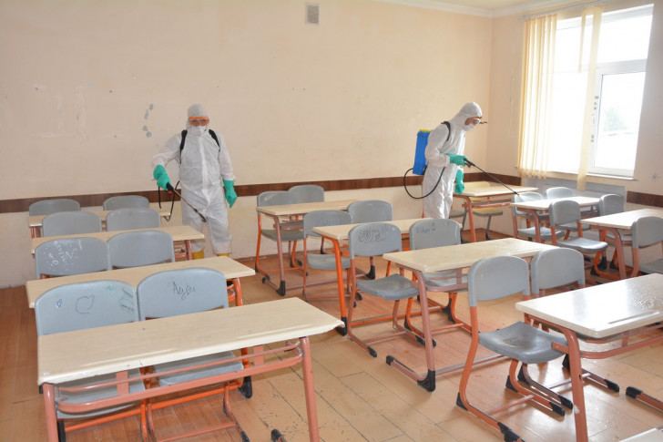 Buraxılış imtahanlarının keçiriləcəyi məktəblərdə dezinfeksiya və təmizlik işləri aparılıb (FOTO) - Gallery Image