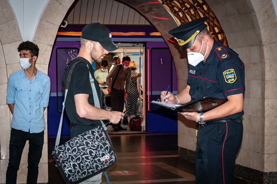Metroda maska taxmayan sərnişinlər cərimə edildi (FOTO) - Gallery Image