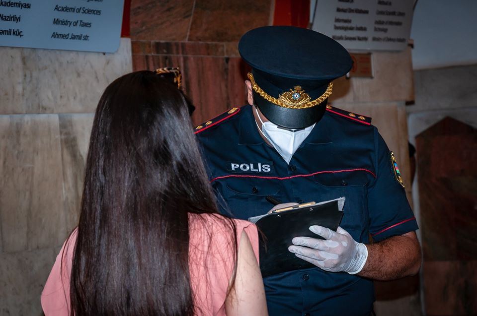 Metroda maska taxmayan sərnişinlər cərimə edildi (FOTO) - Gallery Image