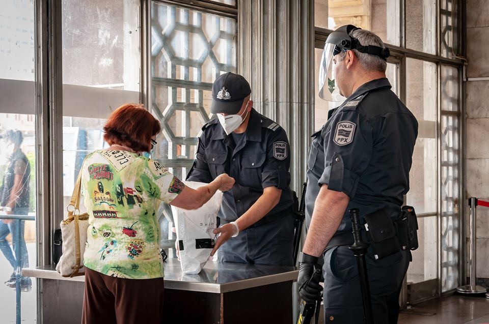 Metroda maska taxmayan sərnişinlər cərimə edildi (FOTO) - Gallery Image