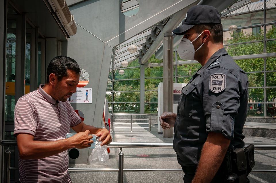 Metroda maska taxmayan sərnişinlər cərimə edildi (FOTO) - Gallery Image