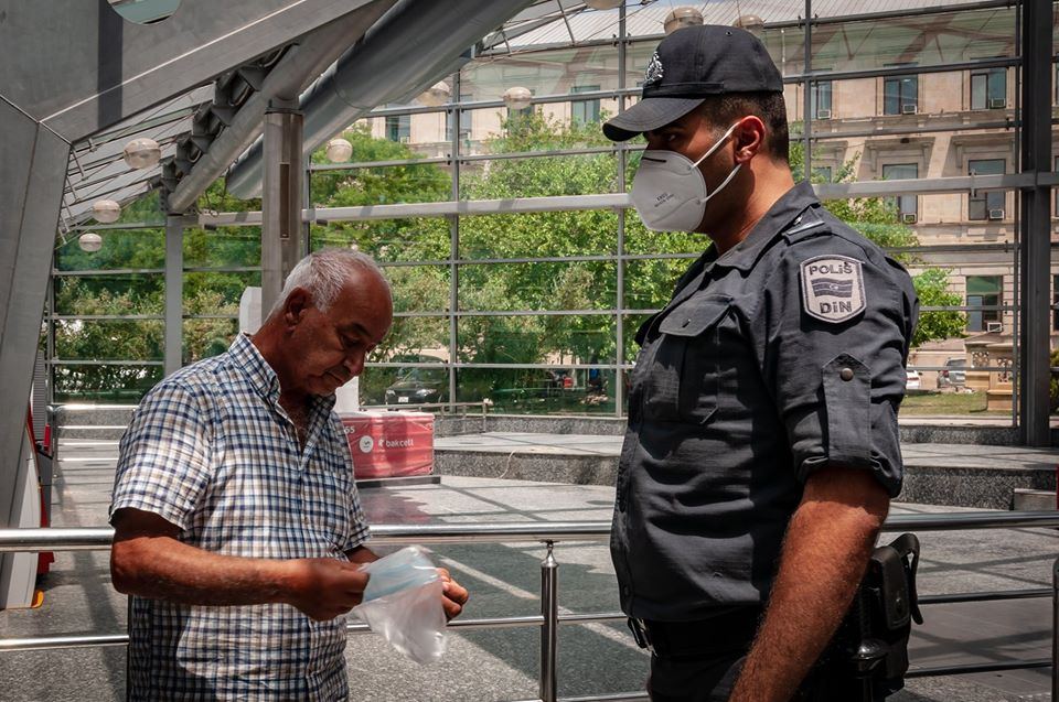 Metroda maska taxmayan sərnişinlər cərimə edildi (FOTO) - Gallery Image