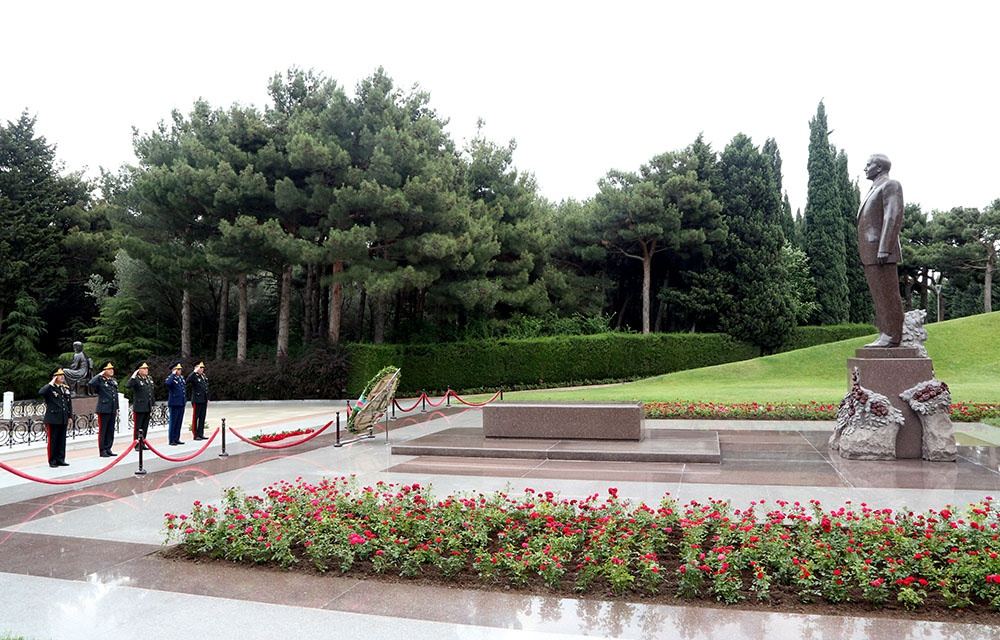 Müdafiə Nazirliyinin rəhbərliyi Fəxri xiyabanı və Şəhidlər xiyabanını ziyarət edib (FOTO) - Gallery Image