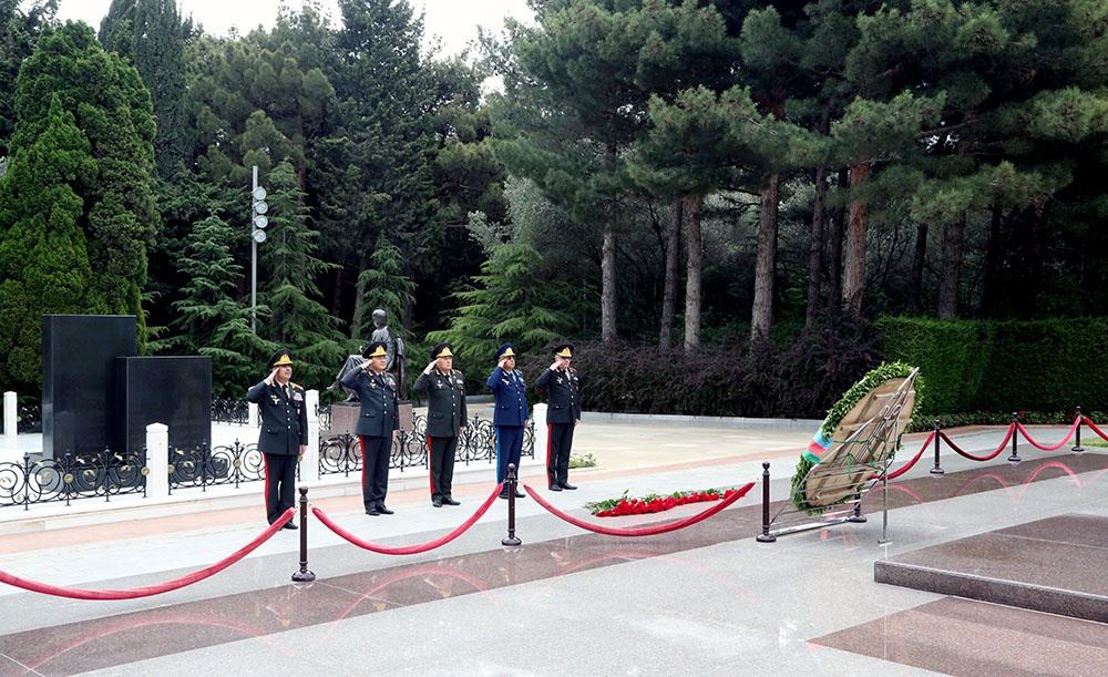 Müdafiə Nazirliyinin rəhbərliyi Fəxri xiyabanı və Şəhidlər xiyabanını ziyarət edib (FOTO) - Gallery Image