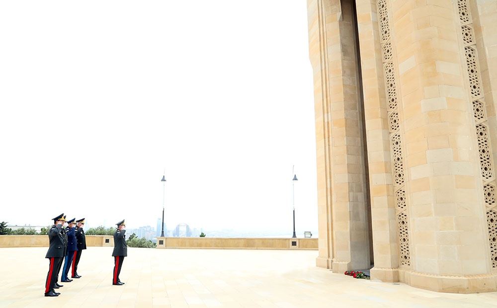 Müdafiə Nazirliyinin rəhbərliyi Fəxri xiyabanı və Şəhidlər xiyabanını ziyarət edib (FOTO) - Gallery Image
