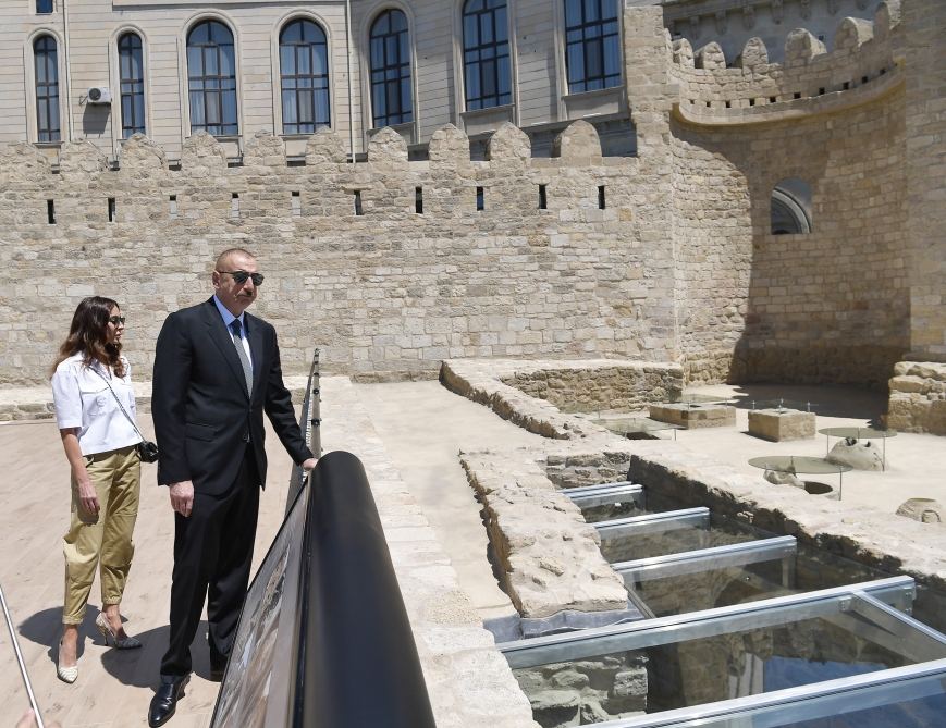 Prezident İlham Əliyev və birinci xanım Mehriban Əliyeva İçərişəhərin bir hissəsində aparılan bərpa-konservasiya işləri ilə tanış olublar (FOTO) - Gallery Image