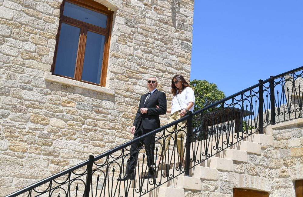 Prezident İlham Əliyev və birinci xanım Mehriban Əliyeva İçərişəhərin bir hissəsində aparılan bərpa-konservasiya işləri ilə tanış olublar (FOTO) - Gallery Image