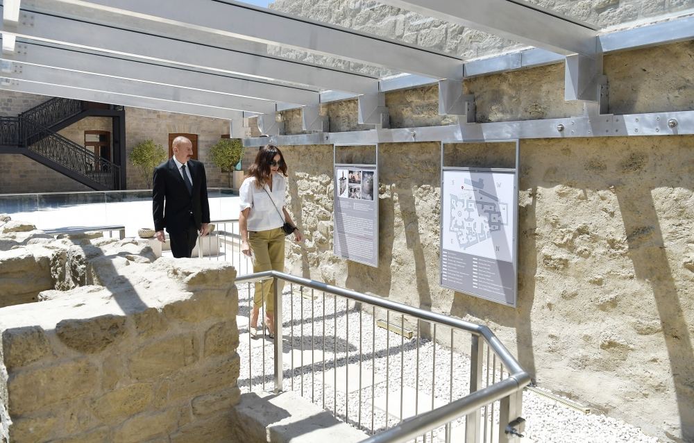 Prezident İlham Əliyev və birinci xanım Mehriban Əliyeva İçərişəhərin bir hissəsində aparılan bərpa-konservasiya işləri ilə tanış olublar (FOTO) - Gallery Image