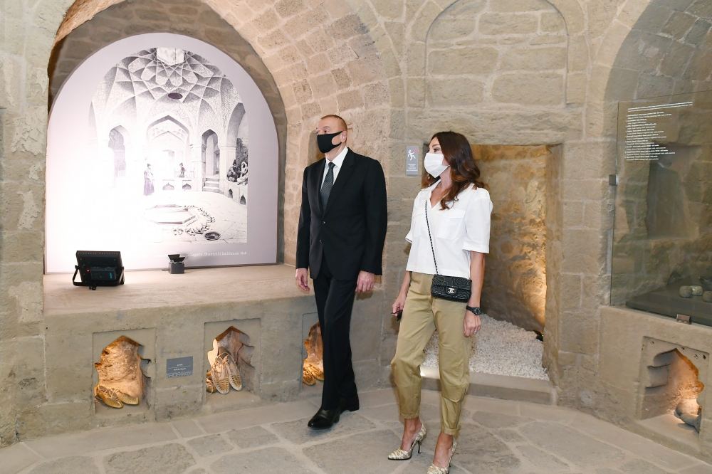 Prezident İlham Əliyev və birinci xanım Mehriban Əliyeva İçərişəhərin bir hissəsində aparılan bərpa-konservasiya işləri ilə tanış olublar (FOTO) - Gallery Image