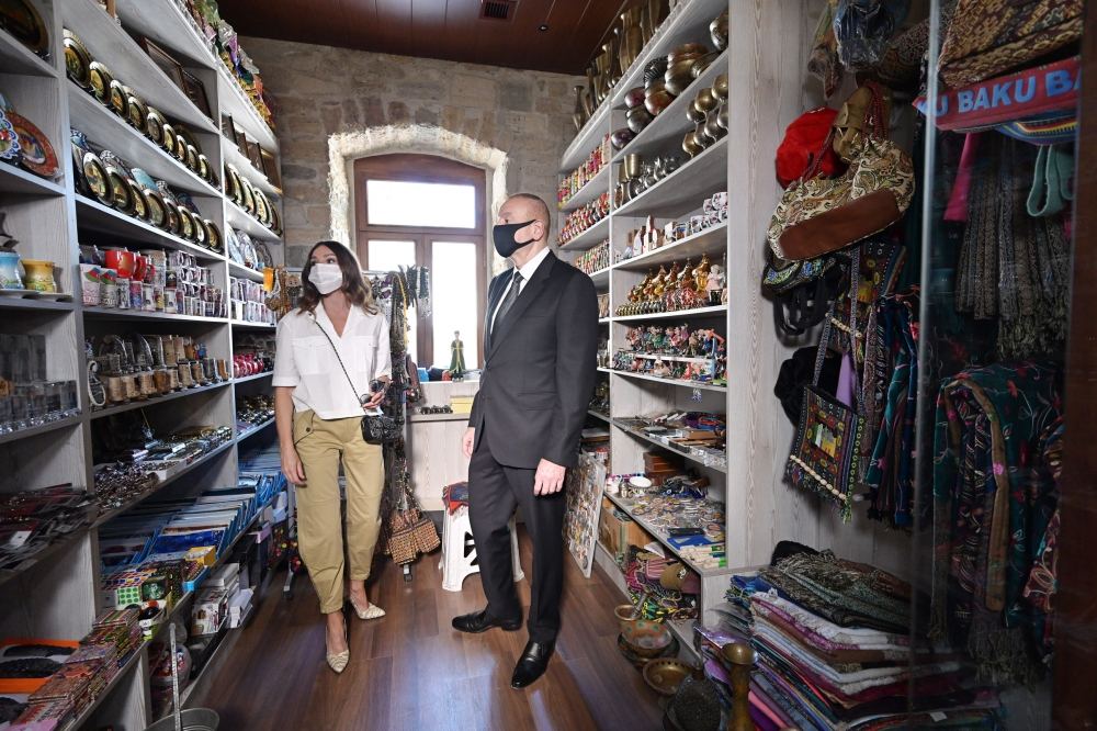 Prezident İlham Əliyev və birinci xanım Mehriban Əliyeva İçərişəhərin bir hissəsində aparılan bərpa-konservasiya işləri ilə tanış olublar (FOTO) - Gallery Image