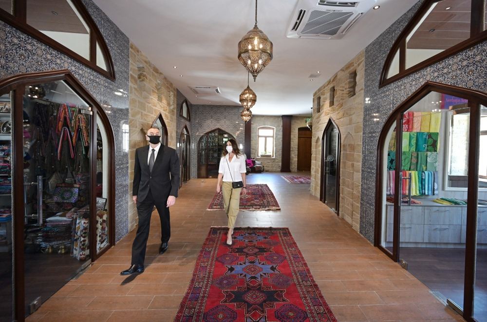 Prezident İlham Əliyev və birinci xanım Mehriban Əliyeva İçərişəhərin bir hissəsində aparılan bərpa-konservasiya işləri ilə tanış olublar (FOTO) - Gallery Image