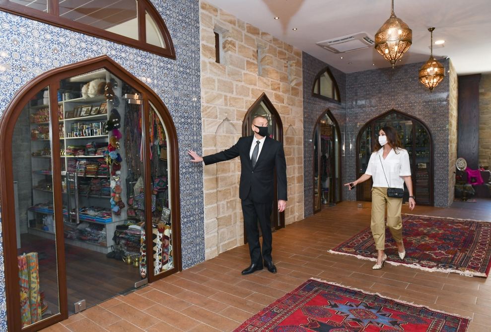 Prezident İlham Əliyev və birinci xanım Mehriban Əliyeva İçərişəhərin bir hissəsində aparılan bərpa-konservasiya işləri ilə tanış olublar (FOTO) - Gallery Image