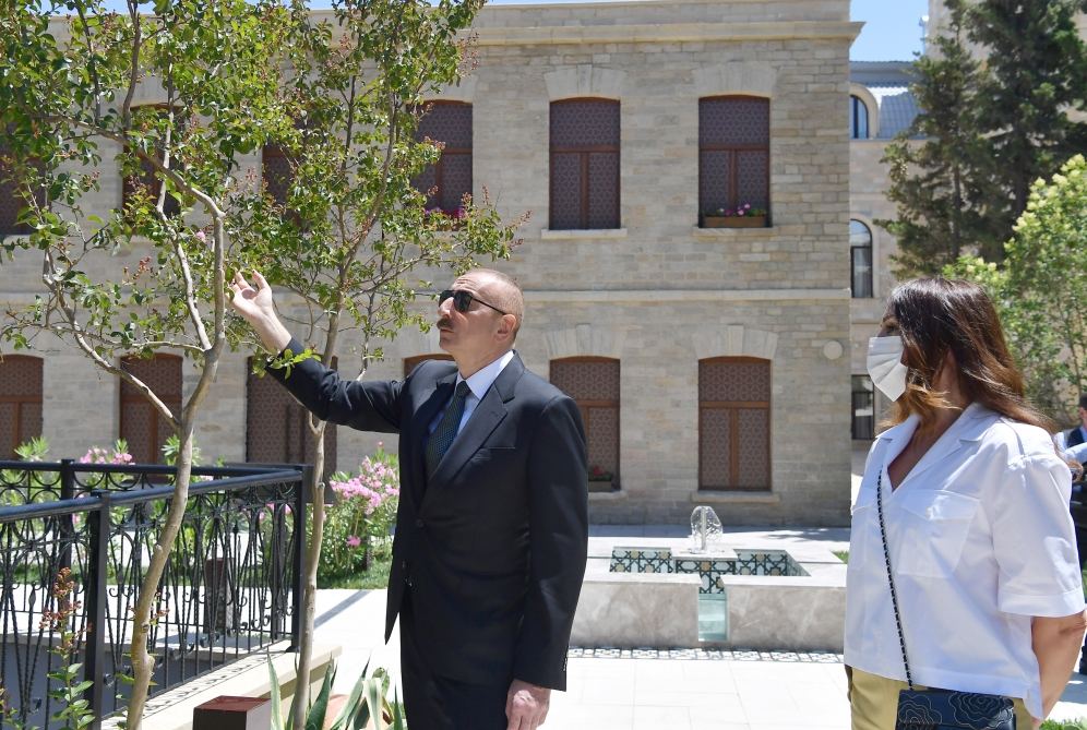 Prezident İlham Əliyev və birinci xanım Mehriban Əliyeva İçərişəhərin bir hissəsində aparılan bərpa-konservasiya işləri ilə tanış olublar (FOTO) - Gallery Image