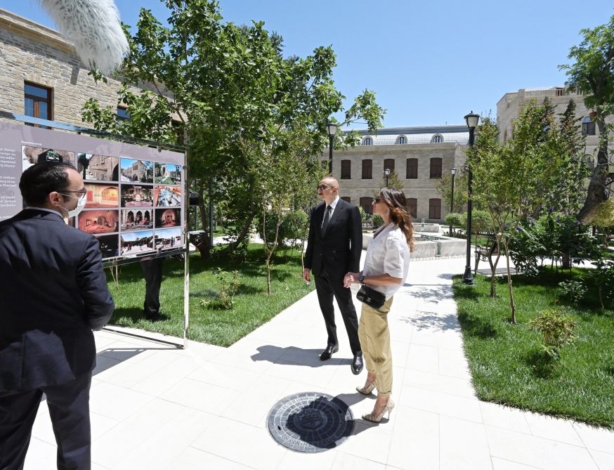 Prezident İlham Əliyev və birinci xanım Mehriban Əliyeva İçərişəhərin bir hissəsində aparılan bərpa-konservasiya işləri ilə tanış olublar (FOTO) - Gallery Image