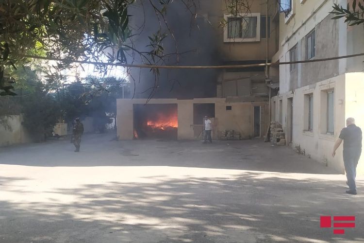 Bakıda yaşayış binası yanır- FOTOLAR