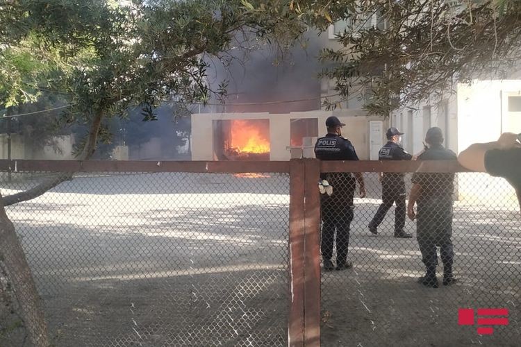 Bakıda yaşayış binası yanır- FOTOLAR
