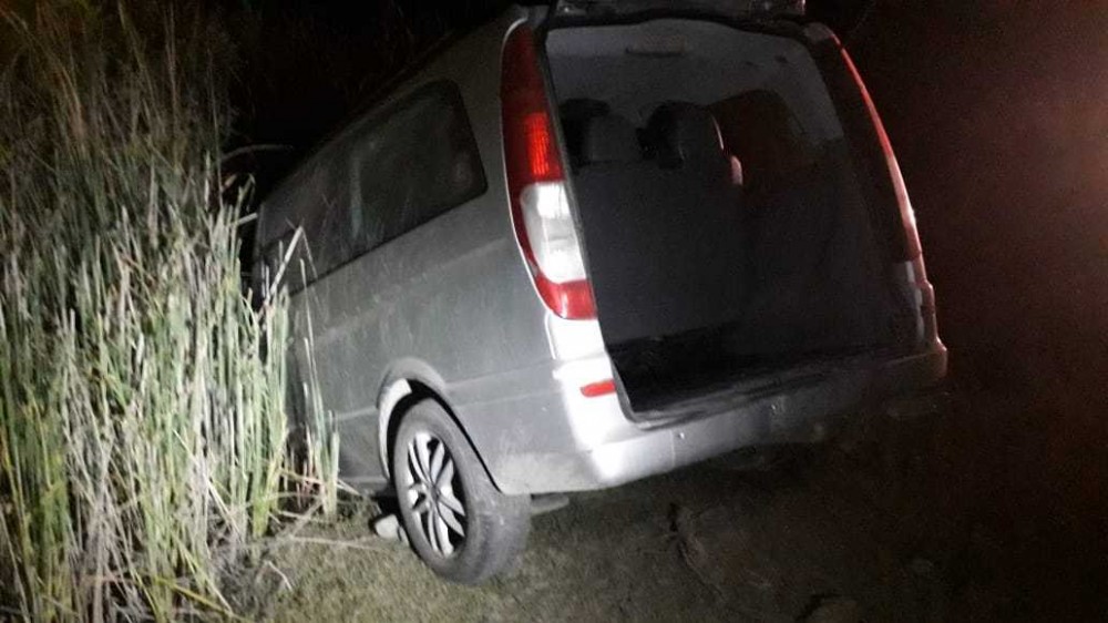 Kürdəmirdə mikroavtobus su kanalına düşüb -Yaralananlar var