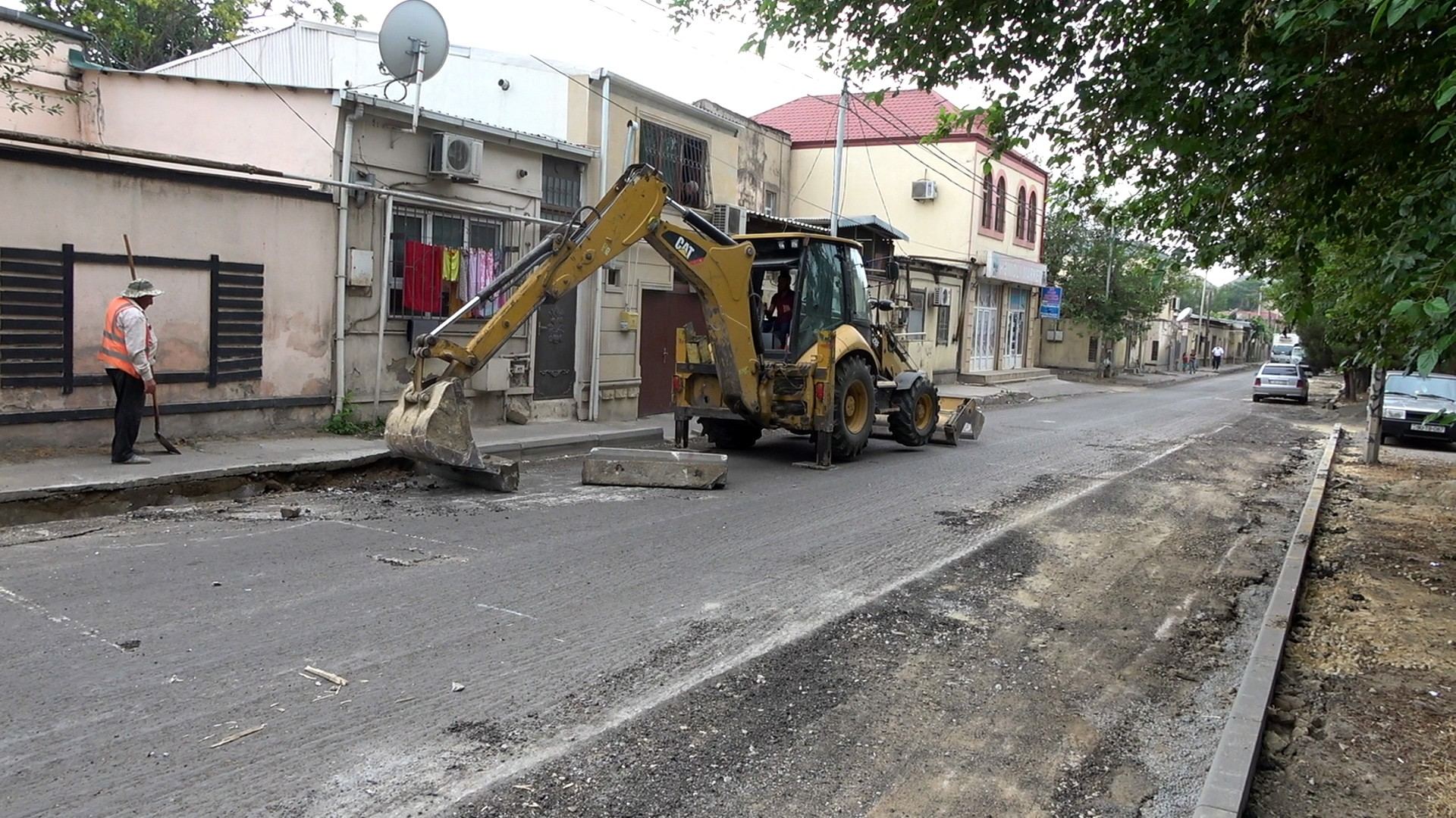 Biləcərinin mərkəzi küçələrindən biri əsaslı təmir edilir (FOTO) - Gallery Image