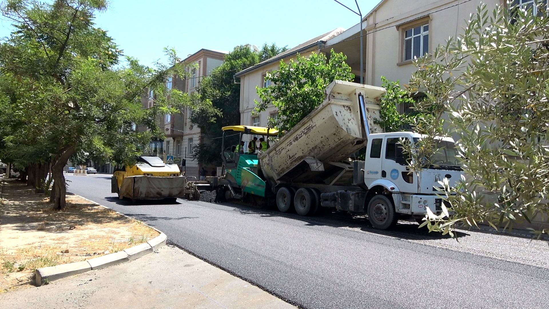Biləcərinin mərkəzi küçələrindən biri əsaslı təmir edilir (FOTO) - Gallery Image