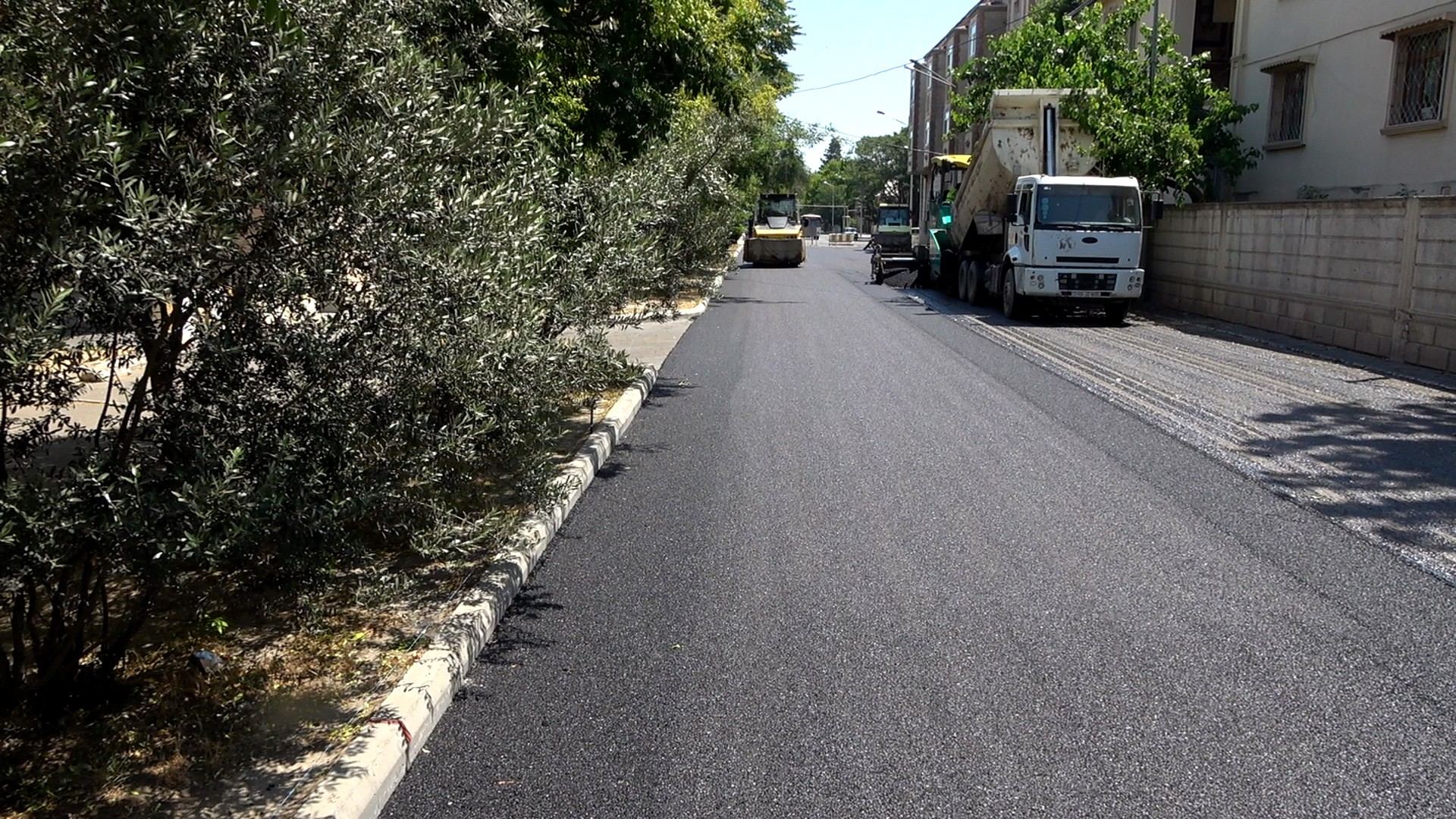 Biləcərinin mərkəzi küçələrindən biri əsaslı təmir edilir (FOTO) - Gallery Image