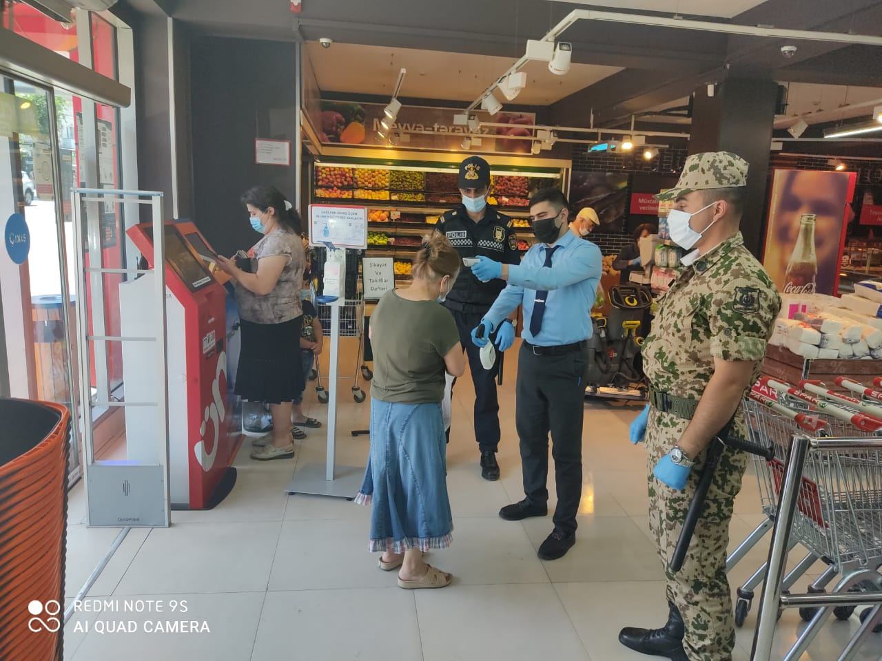 Bakıda marketlərdə polis postları yaradıldı, maskasız giriş qadağan edildi (FOTO) - Gallery Image