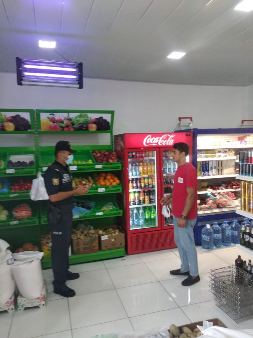 Bakıda marketlərdə polis postları yaradıldı, maskasız giriş qadağan edildi (FOTO) - Gallery Image