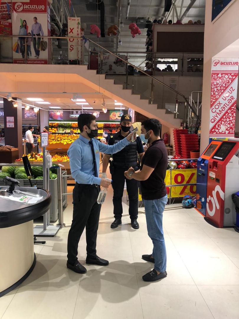 Bakıda marketlərdə polis postları yaradıldı, maskasız giriş qadağan edildi (FOTO) - Gallery Image